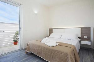 法维尼亚纳Stabilimento Lido Burrone的一间卧室设有一张大床和一个大窗户