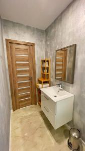 丰达塔Sycamore Retreat Fundata的浴室设有白色水槽和镜子