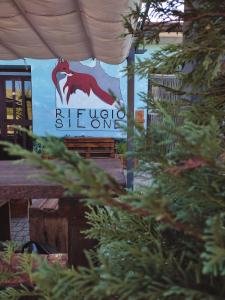 PescinaRifugio Silone的动物园的标志,上面有红马