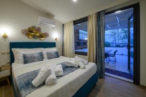 卡拉马塔Kalypso Apartments的一间卧室配有一张大床和毛巾