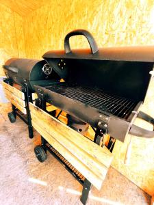 ThauvenayLES CHALETS DE SANCERRE的木车上的烧烤架
