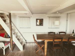 KloosterzandeFarmhouse near beach的一间带木桌和椅子的用餐室