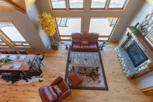 ThayneMAJESTIC VIEWS FAMILY LODGE with Large Deck的享有带皮革家具的客厅的顶部景色。