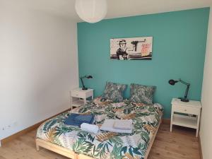 阿尔勒Chambres tranquilles proche centre ville的一间卧室配有一张蓝色墙壁的床