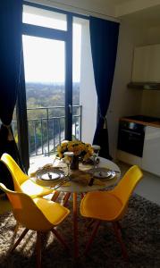 朱庇特NOR - Luxury apartment的一张桌子、黄色的椅子和一张美景桌子