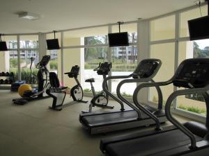 埃斯特角城绿色公园公寓的一间健身房,里面配有几台跑步机