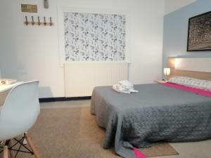 桑坦德Good morning RH Santander - Hostel的一间卧室配有一张床、一张桌子和一把椅子