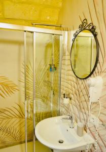 巴里Arvian B&B的一间带水槽和镜子的浴室