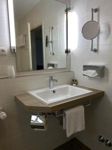 德拉格祖尔赛车道酒店的一间带水槽和镜子的浴室