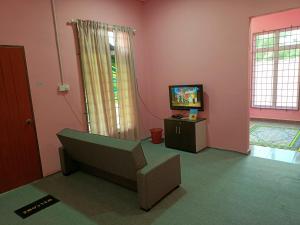 MacangHomestay Machang Sentral的带沙发和电视的客厅