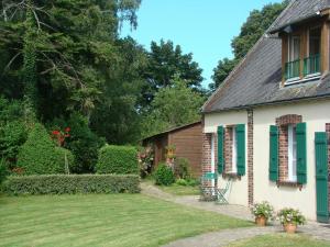 Gîte Dampierre-Sous-Brou, 4 pièces, 6 personnes - FR-1-581-19的白色的房子,有绿色百叶窗和院子