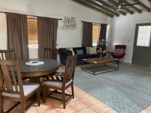 棕榈泉Float Palm Springs - Adults Only的客厅配有桌子和沙发