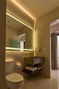 瓦哈卡市Casa Quiote Hotel Boutique City Center based - Adults Only的一间带水槽、卫生间和镜子的浴室