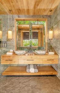 坎古Desa Hay Canggu的浴室设有2个水槽和镜子