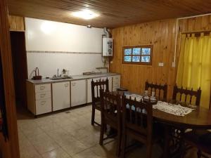 卢汉德库约Entrepinos Mendoza的厨房配有桌椅和水槽。