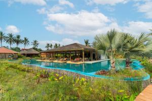 暹粒Authentic Khmer Village Resort的游泳池度假村的形象