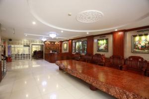 胡志明市THANH TAI HOTEl 1的大厅,房间中间有一个长长凳