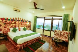 比尔瓦Hotel Sagarmatha的一间卧室设有一张床和一个大窗户