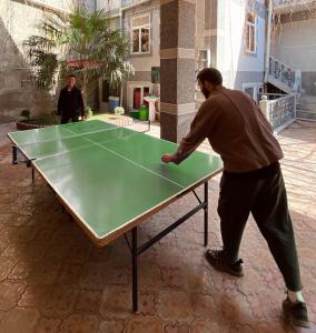 撒马尔罕Hotel Rahmon的打乒乓球的人