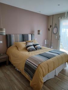 Villeneuve-de-la-RahoRUE DU BAC的一间卧室配有一张大床和枕头