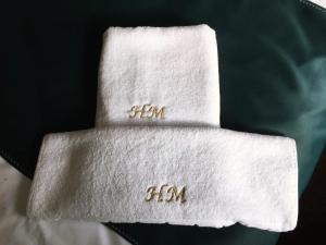 布什泰尼玛格丽塔酒店的床上的两条毛巾,上面有数字