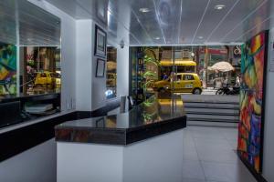 内瓦大都会酒店 的一家带柜台和黄色出租车的餐厅