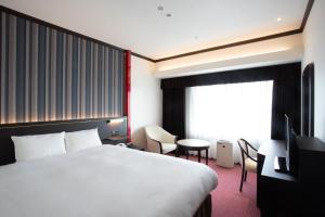 神户神户西神东方酒店的酒店客房设有床和窗户。