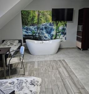 库特诺Noclegi 24/h Leszczynek的一间带浴缸的浴室位于客房中间