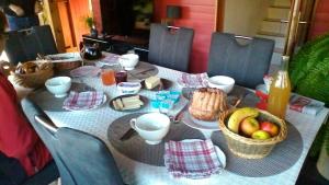 OhnenheimBien être et détente chez côté campagne et jardin的一张桌子,上面有一块布,上面有水果篮
