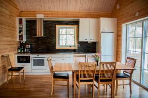 菲奈斯达伦Kåvanstugan Funäsdalen的厨房配有木桌和椅子