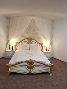 锡比乌Wall St House的一间卧室配有一张带2个床头柜的大床
