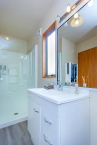 基督城布什院长旅馆的白色的浴室设有水槽和镜子