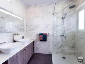 斯利马Evolve Coliving Guesthouse的一间带两个盥洗盆和淋浴的浴室