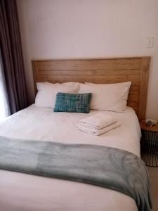 比勒陀利亚LANGA 'S COZY GUESTHOUSE的床上有两条毛巾