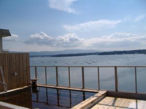 佐渡市湖畔之宿吉田屋酒店的从码头欣赏水景