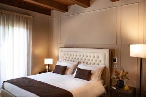 LongianoResort Villa Paola的卧室配有一张带两个枕头的大白色床