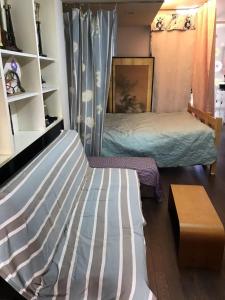 大津哈娜旅馆的一间小卧室,配有一张床和镜子