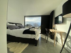 吉莱斯特尔Chalet Evolena的一间卧室设有一张床和一个大窗户