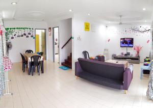 诗巫H Homestay Sibu - 500Mbps Wifi, Full Astro & Private Parking!的客厅配有沙发和桌子