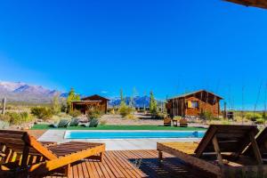 乌斯帕亚塔Mini Inca Roca的沙漠中带游泳池的度假胜地