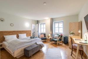 奥特尔恩多夫Altstadthotel Eibsen的卧室配有一张床、一张桌子和椅子