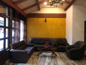 甘托克Hotel The Narayani Continental的客厅配有两张沙发和一张桌子