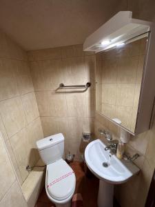 比耶洛波列Hotel Royal的浴室配有白色卫生间和盥洗盆。