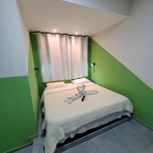 里约热内卢马拉卡旅馆的一间绿色的小房间,床上有蝴蝶