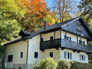 PentlingChalet an der Donau direkt bei Regensburg, 5 Sterne DTV的房屋的顶部设有阳台