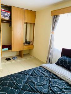 MeruLovely apartment near town with WiFi and parking的一间卧室设有蓝色的床和窗户。