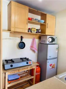 Lovely apartment near town with WiFi and parking的厨房或小厨房