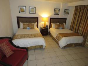 戴维国民大酒店的酒店客房,设有两张床和一张沙发
