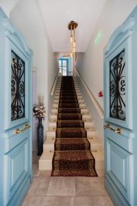纳夫普利翁999豪华酒店的一条设有蓝色门的楼梯和一段带楼梯的楼梯