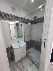 贾迪尼-纳克索斯GioRi的带淋浴、水槽和玻璃淋浴间的浴室位于后门。